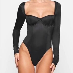 NWOT Skims Glissenette Long Sleeve
Bodysuit Onyx